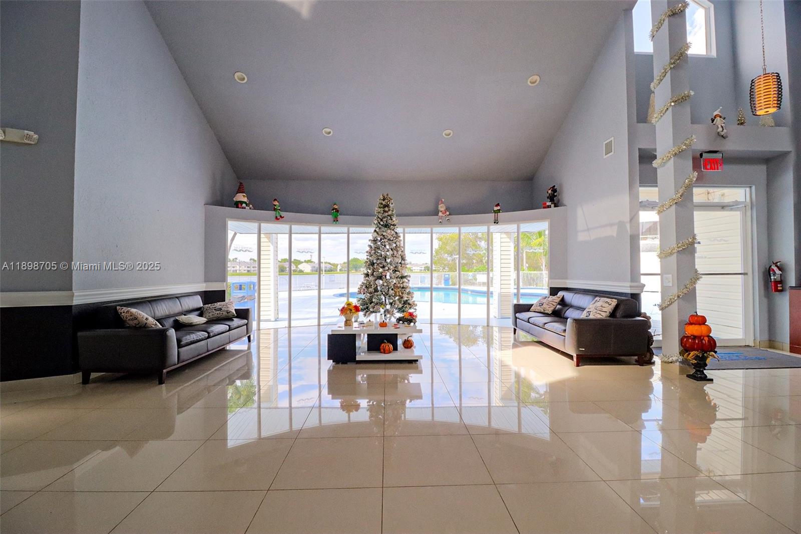 SUMMER LAKE - Residential