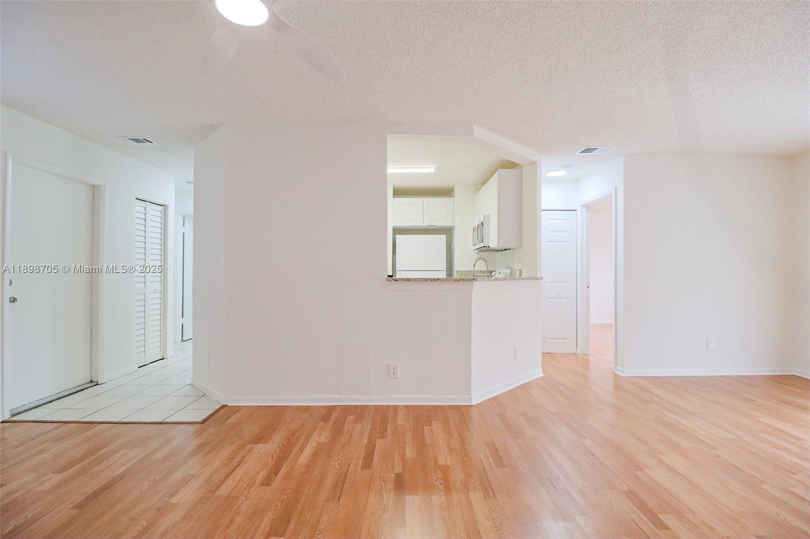 SUMMER LAKE - Residential