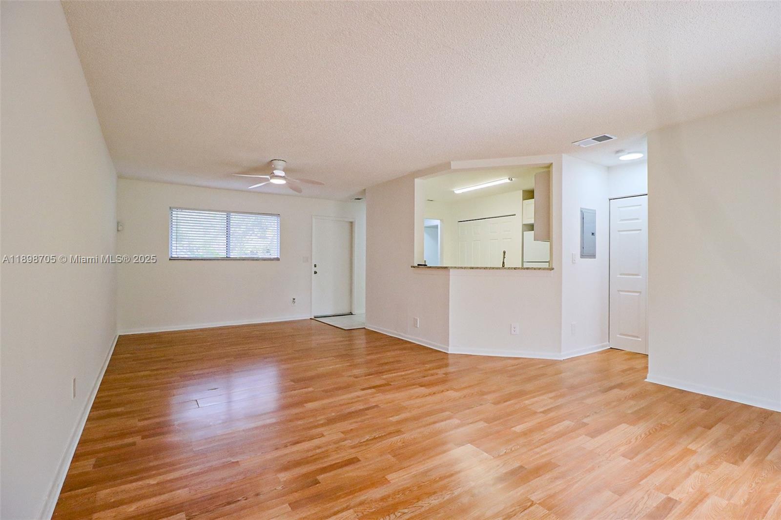 SUMMER LAKE - Residential