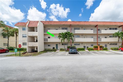 Condominium in Pembroke Pines FL 711 Hollybrook Dr Dr.jpg