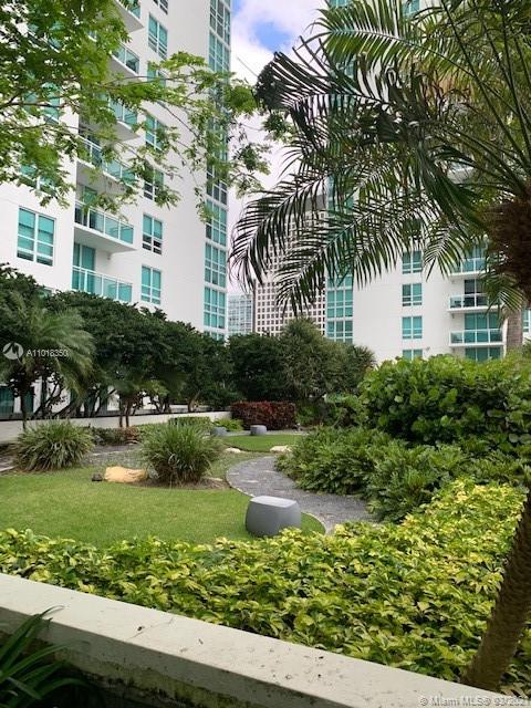 Enjoy the city lifestyle with amazing bayviews and the confort of spacious rooms. Walking distance to offices, banks, restaurants and major enterteinment centers and shops. 24Hr security, valet and concierge. This unit has porcelain tile flooring throughout with an open kitchen concept. Excellent ammenities include state-of-the-art fitness center, multi-purpose club room and theater, kids room, convenient business center.