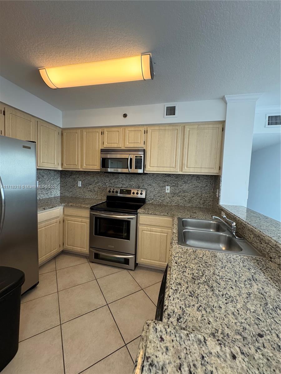 DA VINCI ON DOUGLAS CONDO - Residential