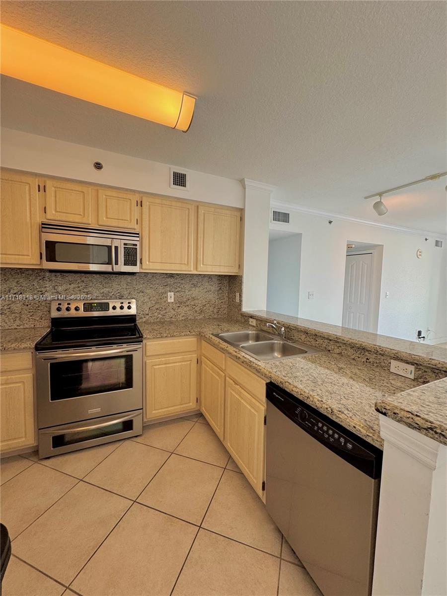 DA VINCI ON DOUGLAS CONDO - Residential