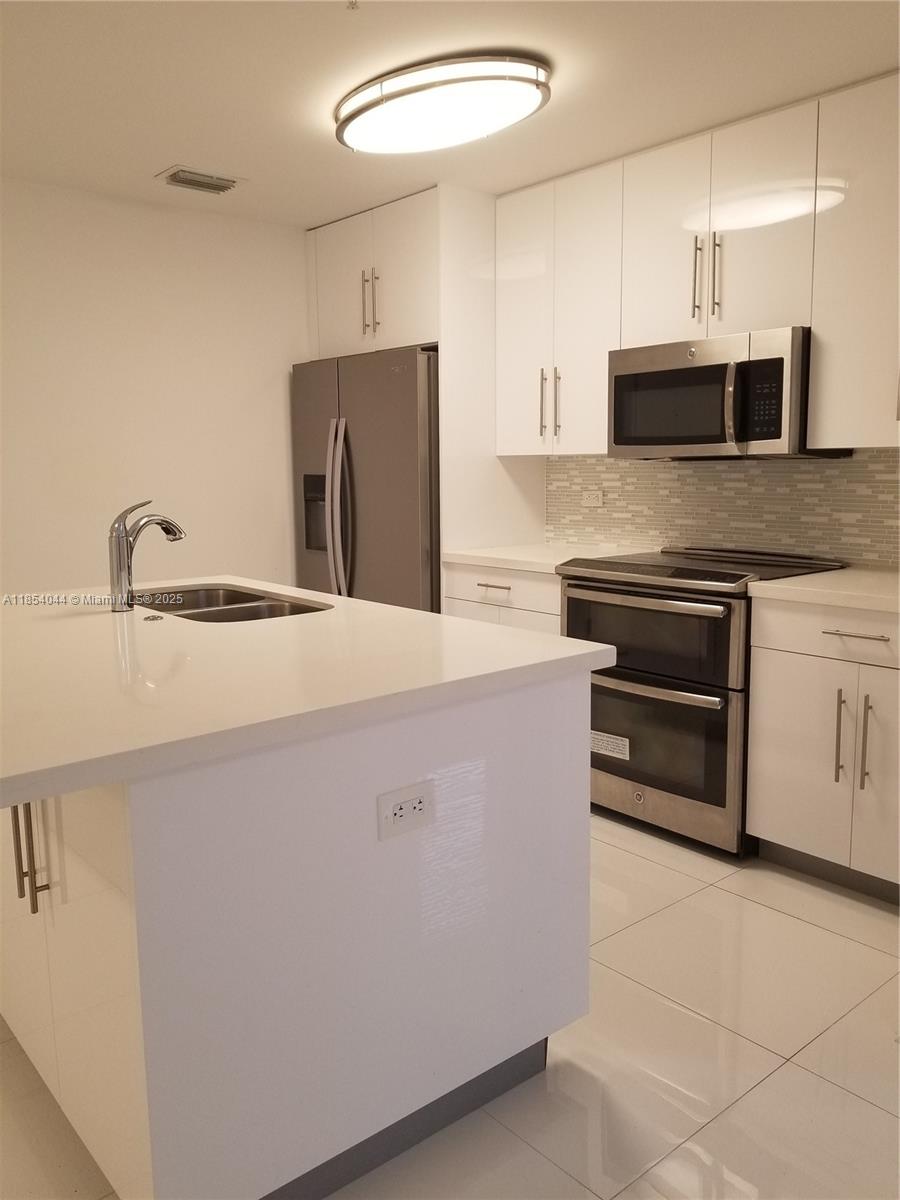 Beautiful 2-Bedroom/2 full modern bathrooms apartment with very nice modern open floor plan.Newer building from 2018.Right behind Aventura Hospital.Very nice modern kitchen with cooking Island,SS Apliances,including two ovens,modern dishwasher, stone countertops,24in porcelain white floors,slow-close cabinetry.Washer & Dryer in unit plus assigned parking space.Master bedroom with Bathroom(shower)& Walk in closet.Second bathroom with tub,Jack & Jill with access from 2nd bedroom and living area.Very convenient location less than 5min to Aventura Hospital,5min to Aventura Mall,Gulfstream Park and Casino,15min to the Beach.A-rated schools and close distance to public transportation on Biscayne Blvd. Impact Windows. Community pool.