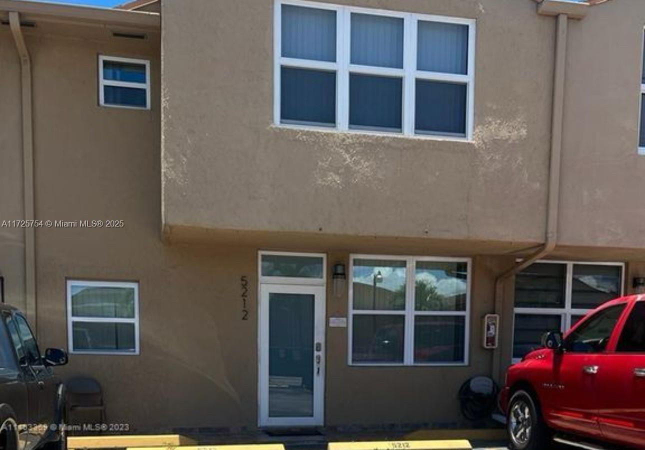 LOCATION! Beautiful 2 Story Townhouse/Condo 3 Beds, 2.5 Bath plus DEN perfect for office. Located near Major Expressways. 2 PARKING ASSIGNED in front