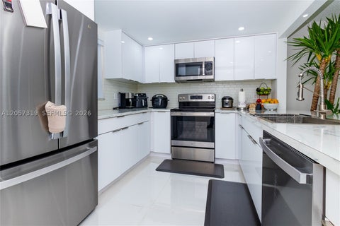 Photo of 469 N Pine Island Rd #B308, Plantation, FL 33324 (MLS # A12057319)