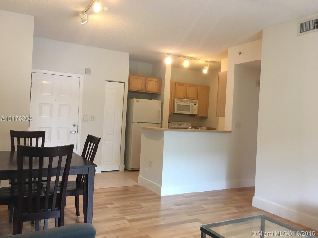 Apartment in Excellent condition. Ready for a tenant, fully furnished. Resort Style building. Secured 24hrs, next to Sunset Mall and minutes to Dadeland Mall. Very fast approval.