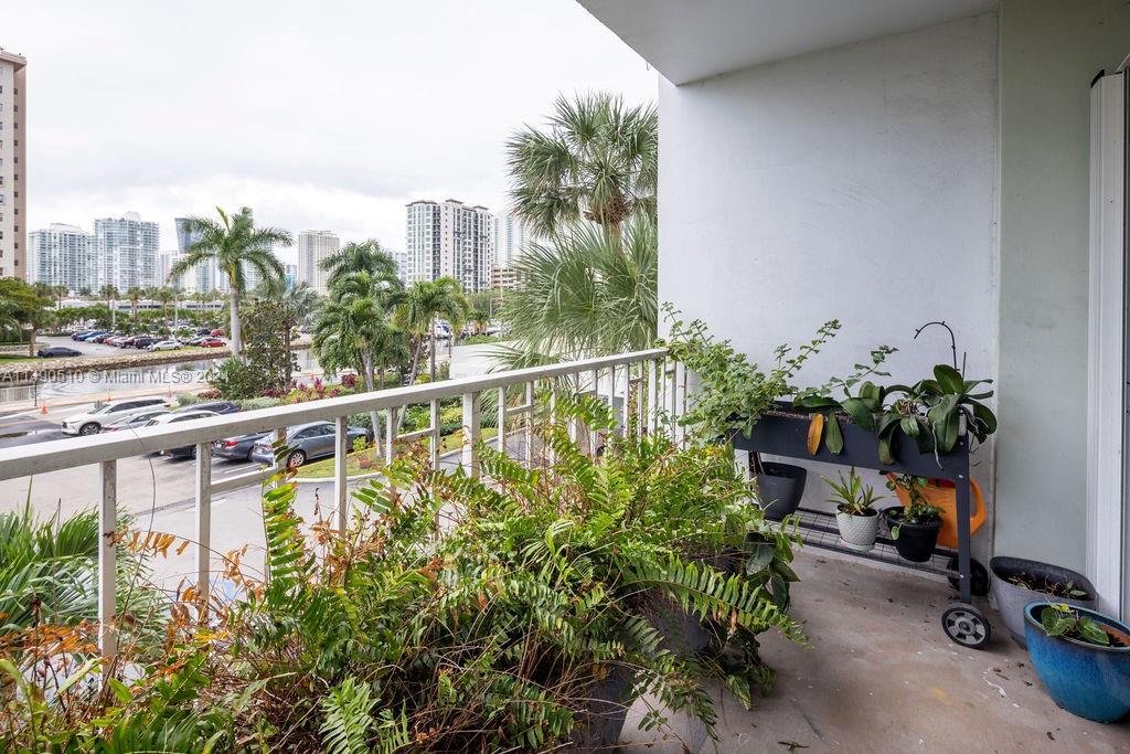 ARLEN HOUSE WEST CONDO - Residential