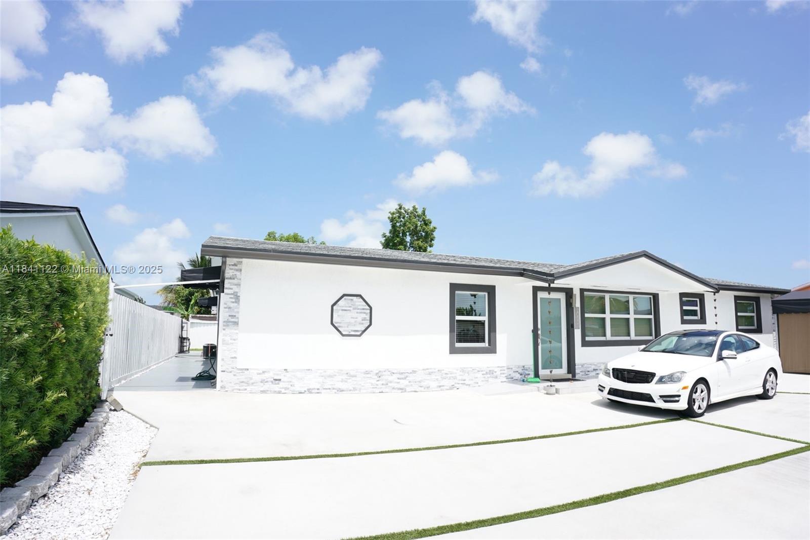 1/1 attached apartment, No HOA, fast approval, all utilities included (water, electricity, internet) no restrictions for commercial vehicles, comes with washer and dryer. Small pets allowed. 3 occupants maximum. 2 parking spaces