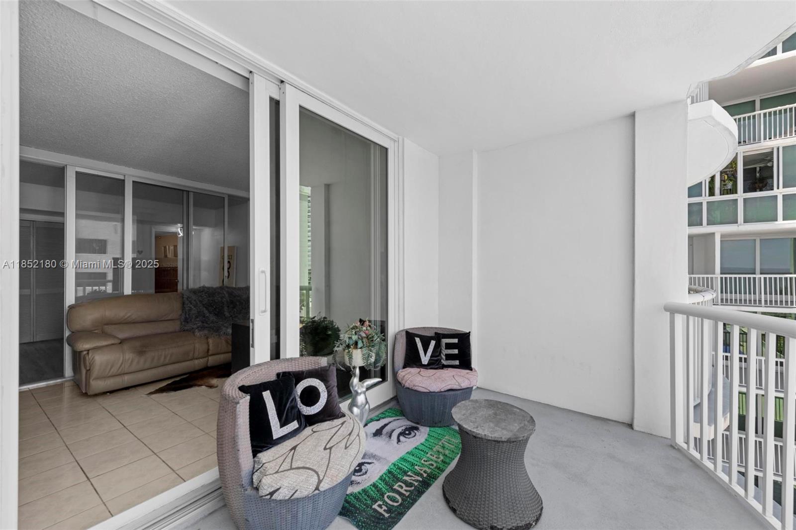 THE CARRIAGE HOUSE CONDO - Residential