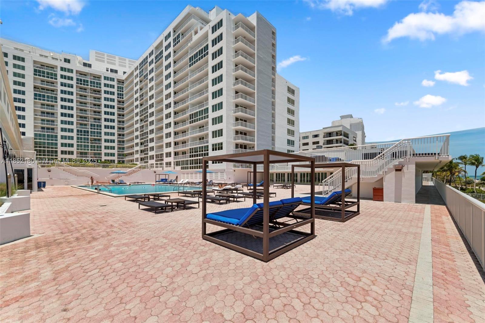 THE CARRIAGE HOUSE CONDO - Residential