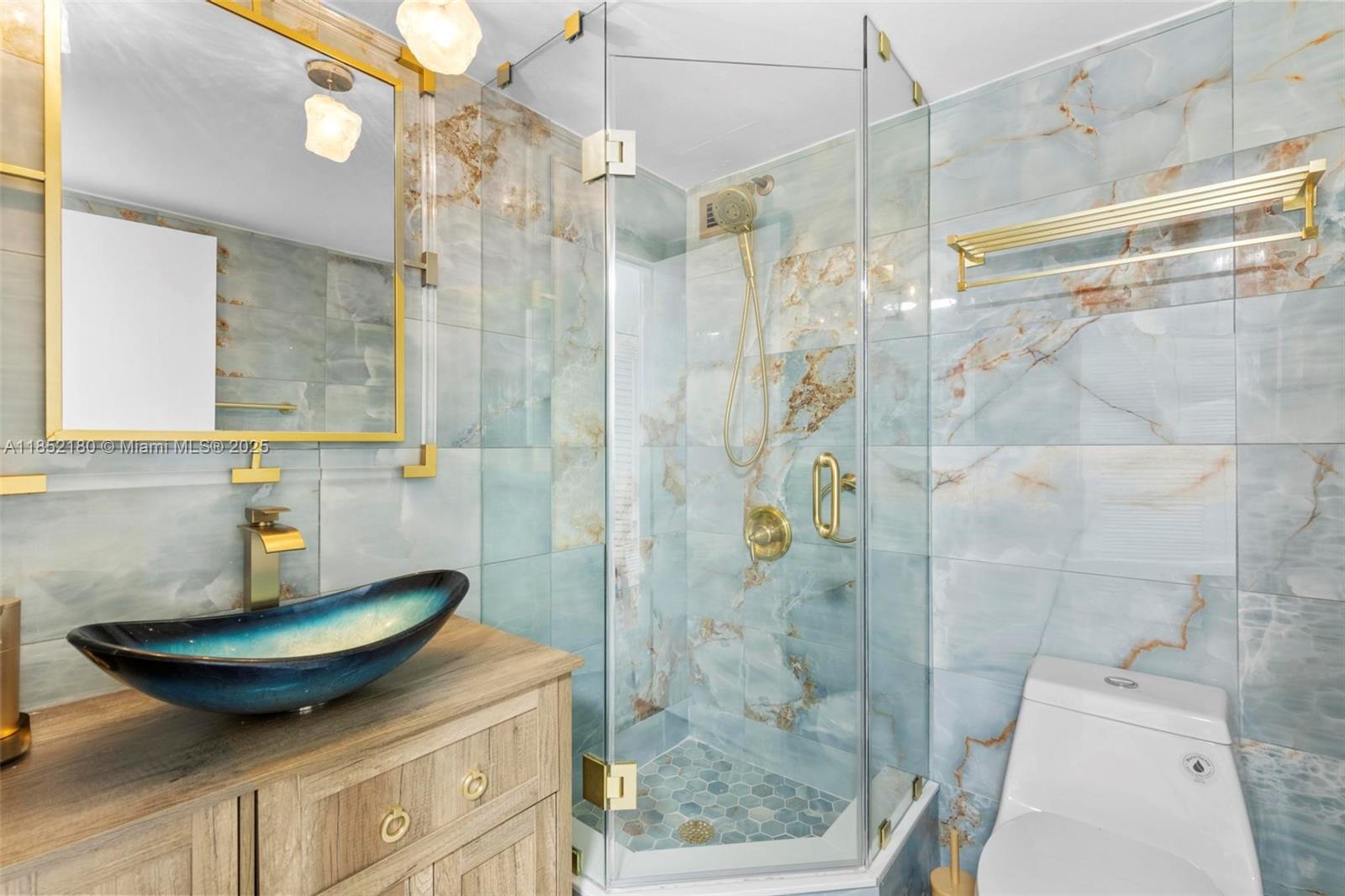 THE CARRIAGE HOUSE CONDO - Residential