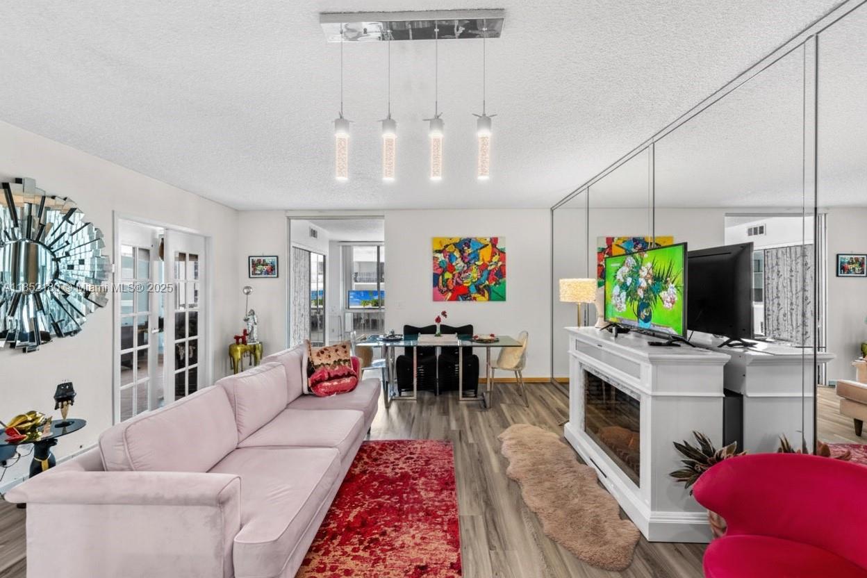 THE CARRIAGE HOUSE CONDO - Residential