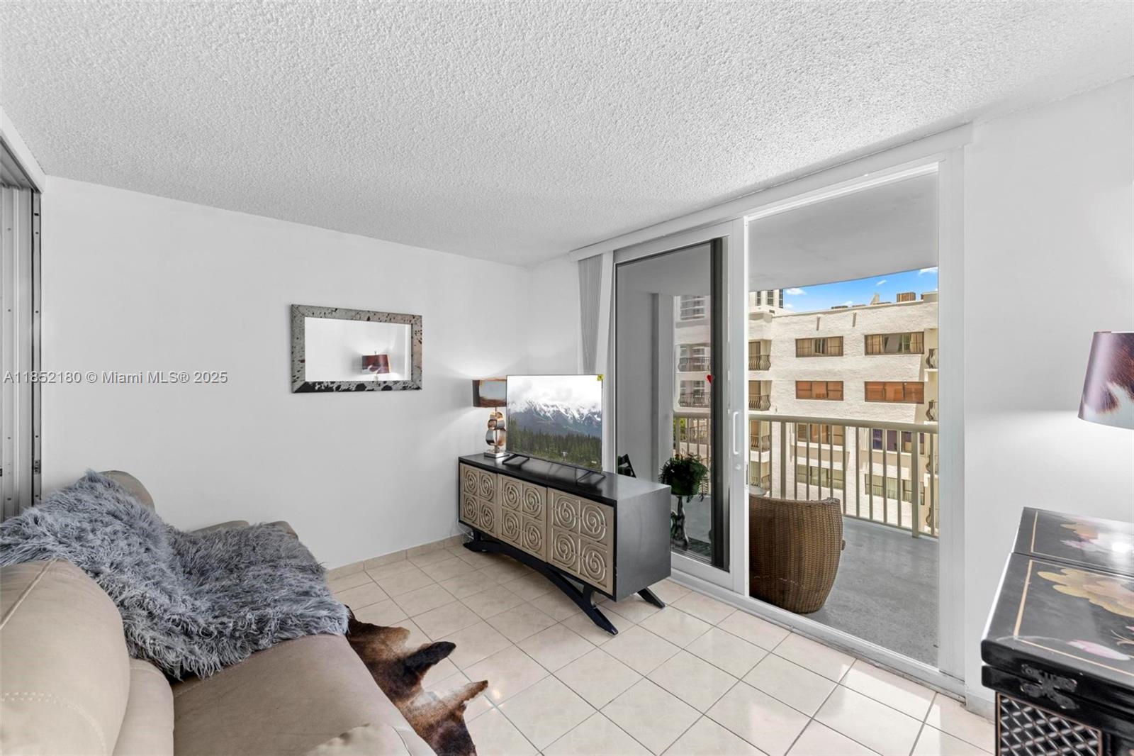 THE CARRIAGE HOUSE CONDO - Residential