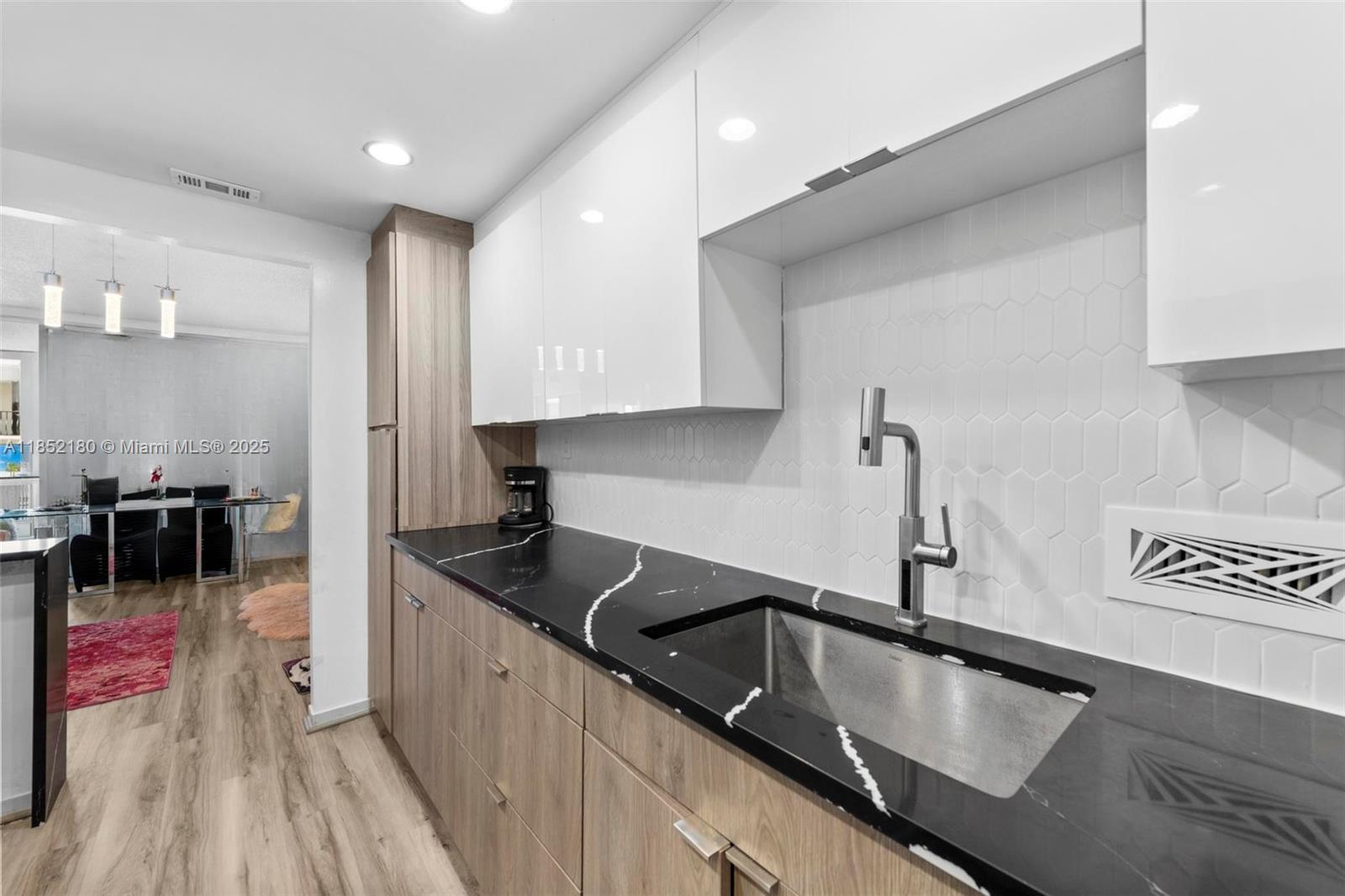 THE CARRIAGE HOUSE CONDO - Residential