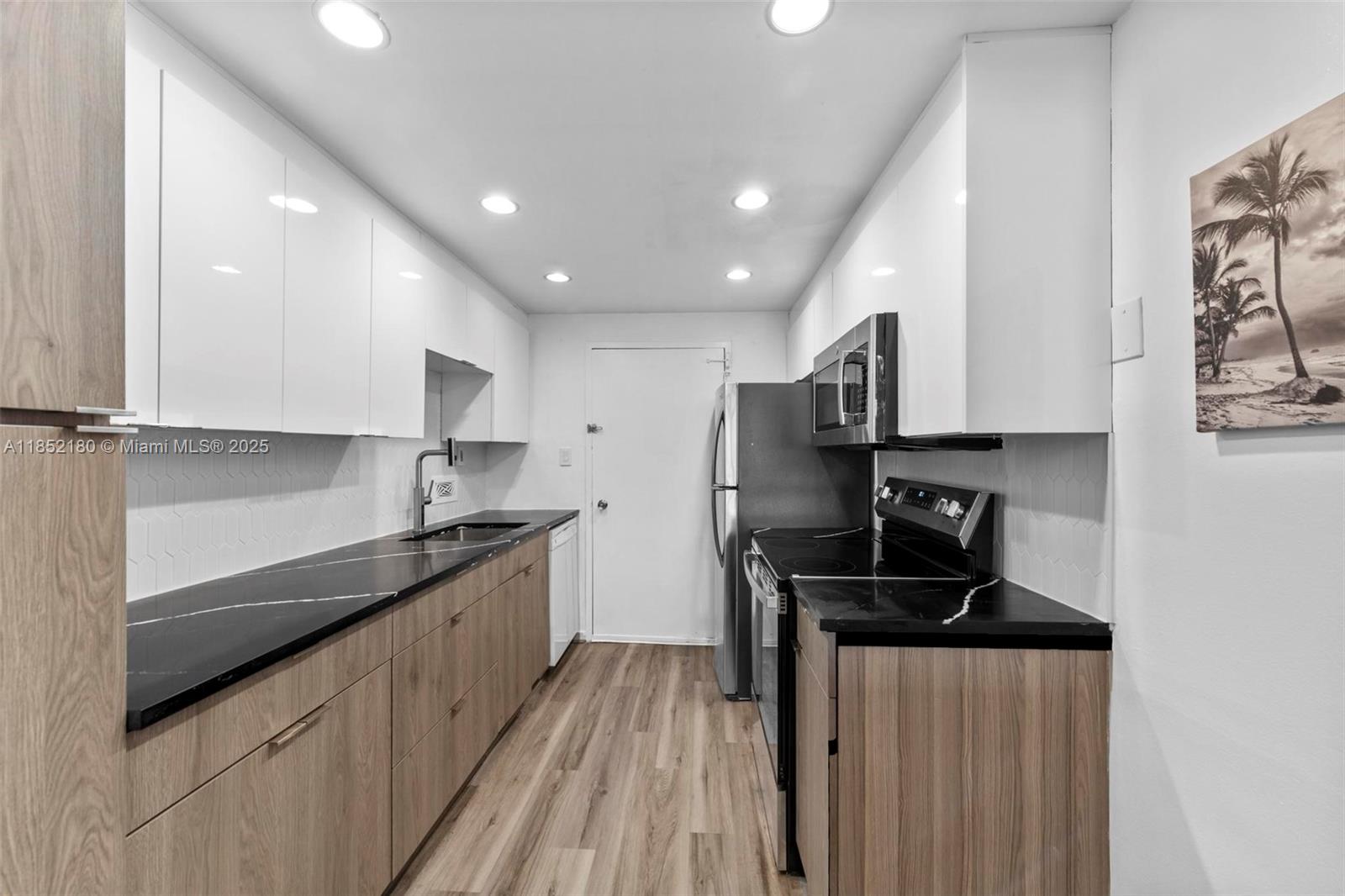 THE CARRIAGE HOUSE CONDO - Residential