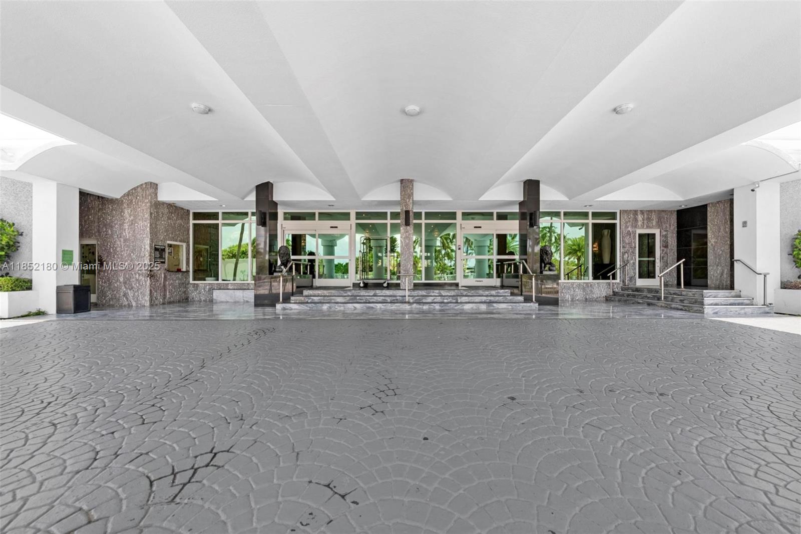 THE CARRIAGE HOUSE CONDO - Residential