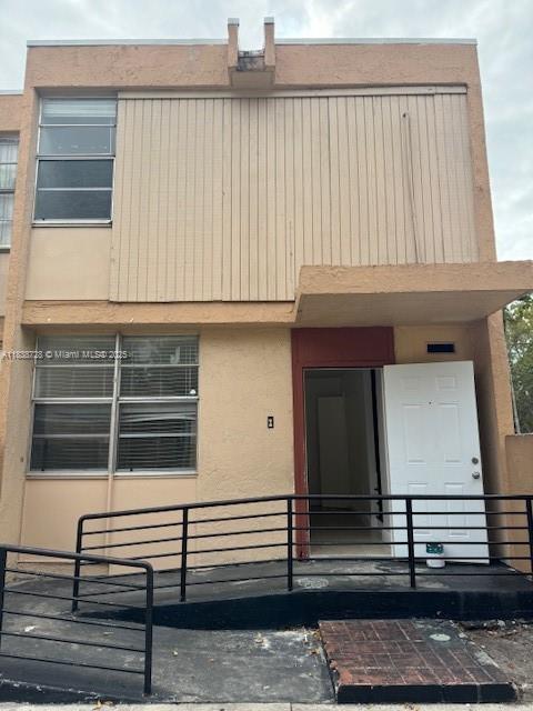 GREAT INVESTMENT OPPORTUNITY IN THE HEART OF SOUTH MIAMI AREA. 3 BEDROOM 2 BATH. ALL BEDROOMS UPSTAIRS. TWO STORY TOWNHOUSE CONDO. GREAT LOCATION MINUTES FROM MIAMI METRORAIL STATION, SUNSET PLACE, RESTAURANT, HOSPITAL AND PARKS.