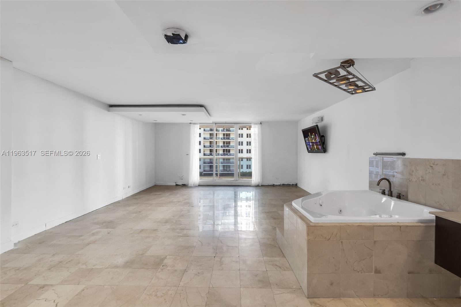 2301 Collins Ave 621