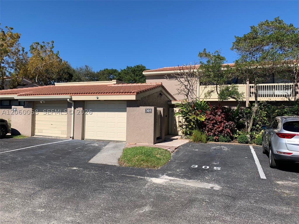 Photo of 305 Bonnie Brae Way #27, Hollywood, FL 33021 (MLS # A12060058)