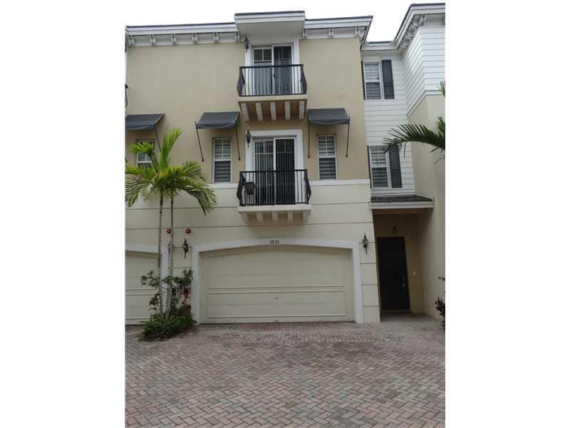 BEAUTIFUL TRI-LEVEL 3/3/1 VISTAZO TOWNHOUSE. CLOSE TO FAU,MIZNER PARK AND THE BEACHES. WOOD CABINETS, GRANITE COUNTER TOPS,AND STAINLESS STEAL APPLIANCES. COMMUNITY HAS 2 POOLS AND A FITNESS CENTER.
