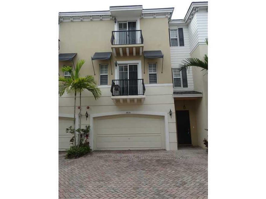 BEAUTIFUL TRI-LEVEL 3/3/1 VISTAZO TOWNHOUSE. CLOSE TO FAU,MIZNER PARK AND THE BEACHES. WOOD CABINETS, GRANITE COUNTER TOPS,AND STAINLESS STEAL APPLIANCES. COMMUNITY HAS 2 POOLS AND A FITNESS CENTER.