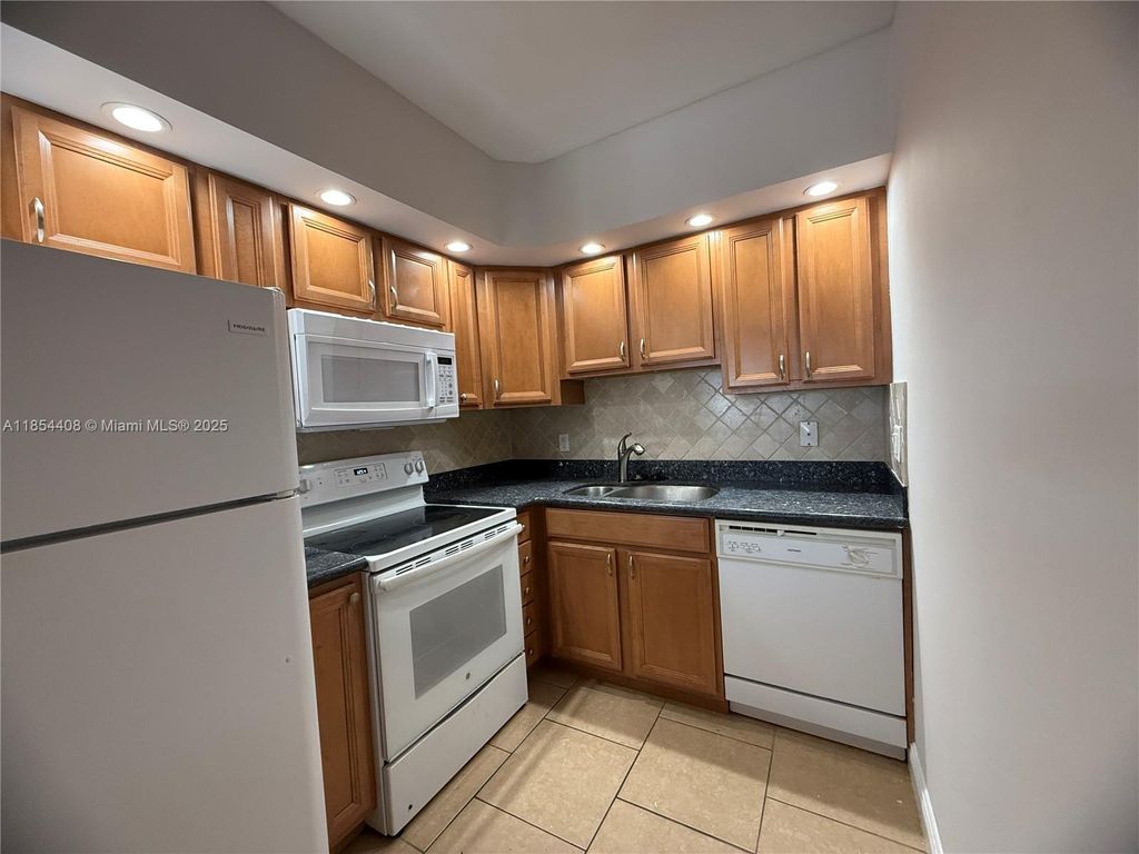 Photo of 2424 SE 17th Causeway #314B, Fort Lauderdale, FL 33316 (MLS # A11854408)