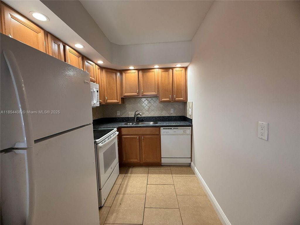 Photo of 2424 SE 17th Causeway #314B, Fort Lauderdale, FL 33316 (MLS # A11854408)