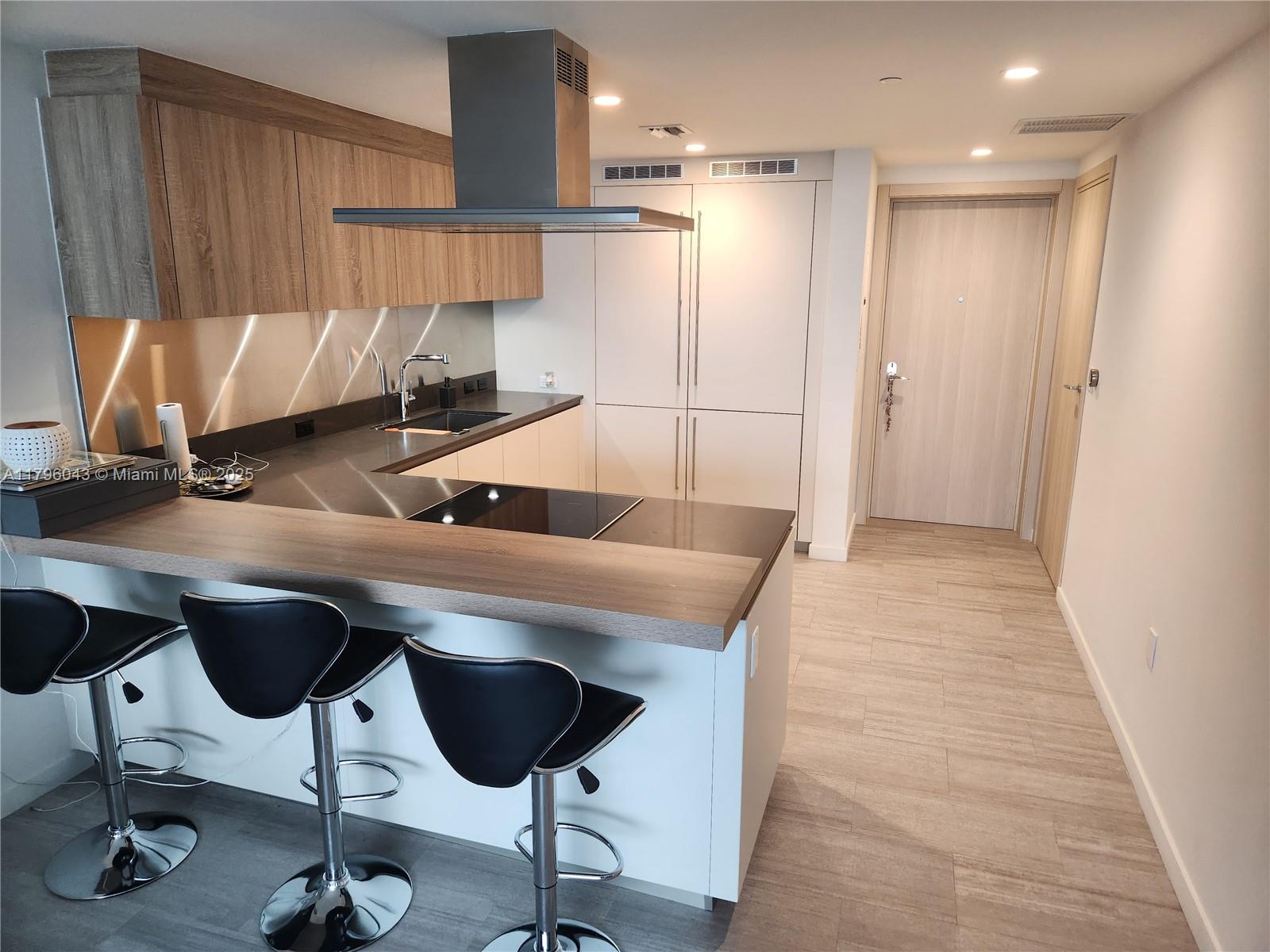 1000 Brickell Plz 2304