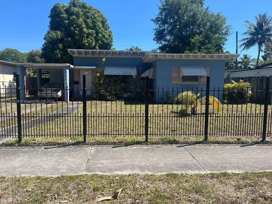 "As is".
Fenced, neat property!  Close proximity/quick access to popular South Florida sites.  Fruit trees (ackee, avocado, mango, plantain) and "shrubs" in yard.

FHA WELCOME!