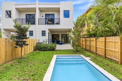 Townhomes and Villas with Garages For Sale in Miami-Dade County, FL 22 2925 SW 36th Ave Miami FL 33133