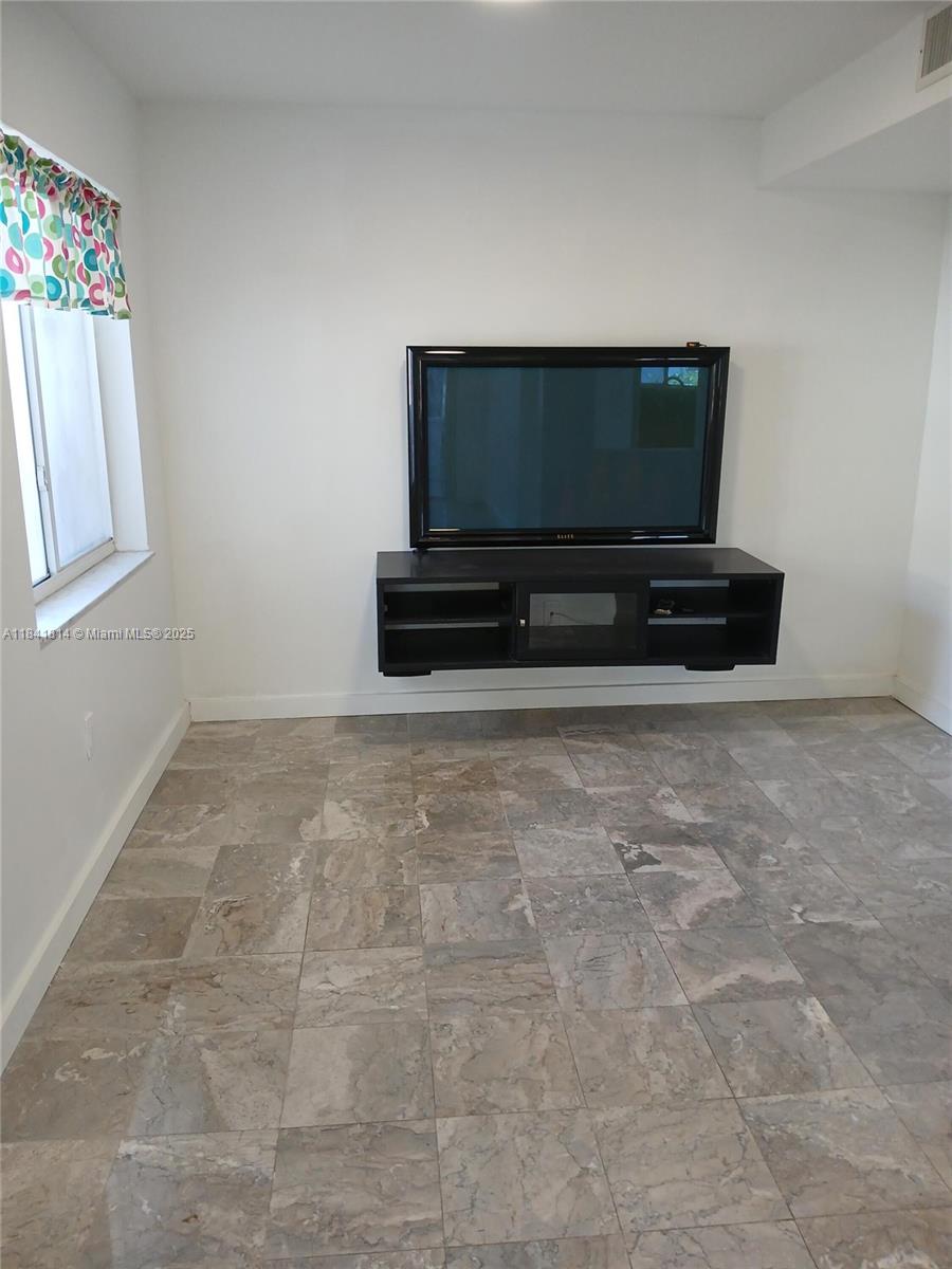 7467 NW 169th Ln, Hialeah, FL, 33015/$679,000 2 7467 NW 169th Ln