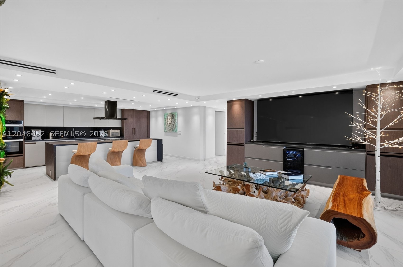 2301 Collins Ave 440-443