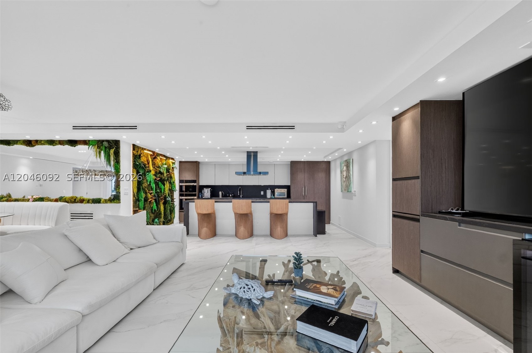 2301 Collins Ave 440-443