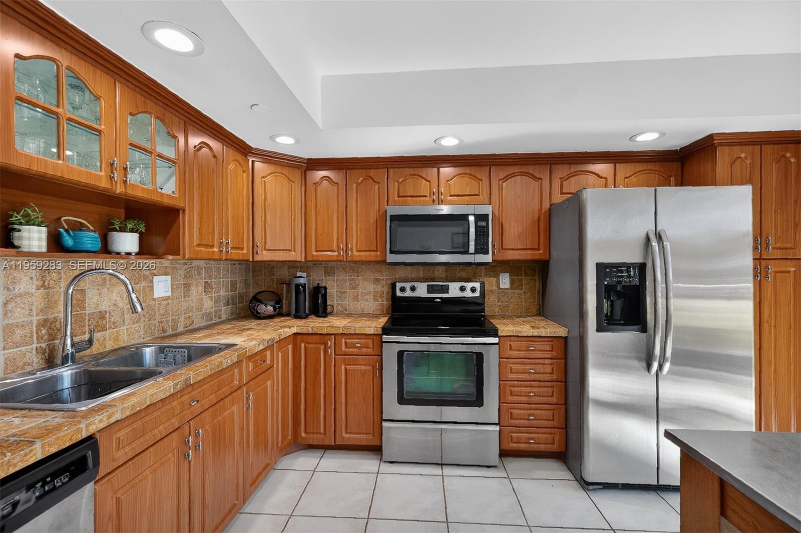 HORIZONS WEST CONDO #6 - Residential