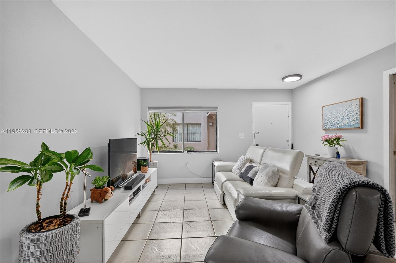 HORIZONS WEST CONDO #6 - Residential