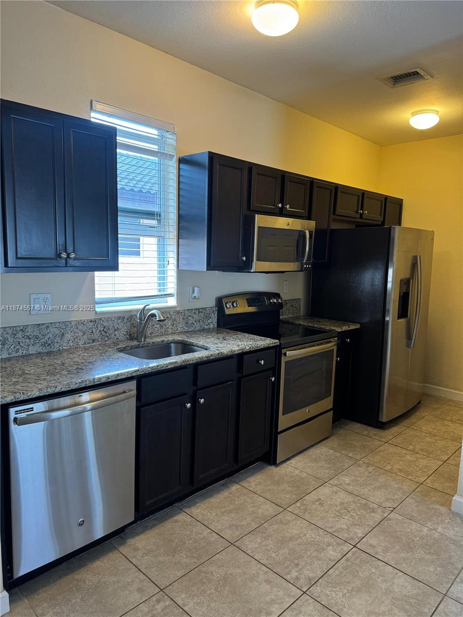 Studio in Lennar’s Kendall Square with private entrance, spacious bedroom, elegant bath, full kitchen w/appliances, and in-unit washer/dryer. Rent includes water & electricity . Enjoy access to resort-style clubhouse w/pool, gym, sauna & more. Tenant occupied, available Oct 15, 2025. Application reqs: rental app, proof of income, 2 months bank stmts, background check (credit/criminal/eviction), and ID. Move-in terms: 1st month rent + 1 month security deposit.