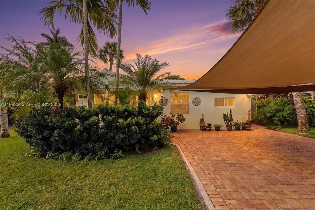 Photo of 704 SW 14th St, Fort Lauderdale, FL 33315 (MLS # A11998343)