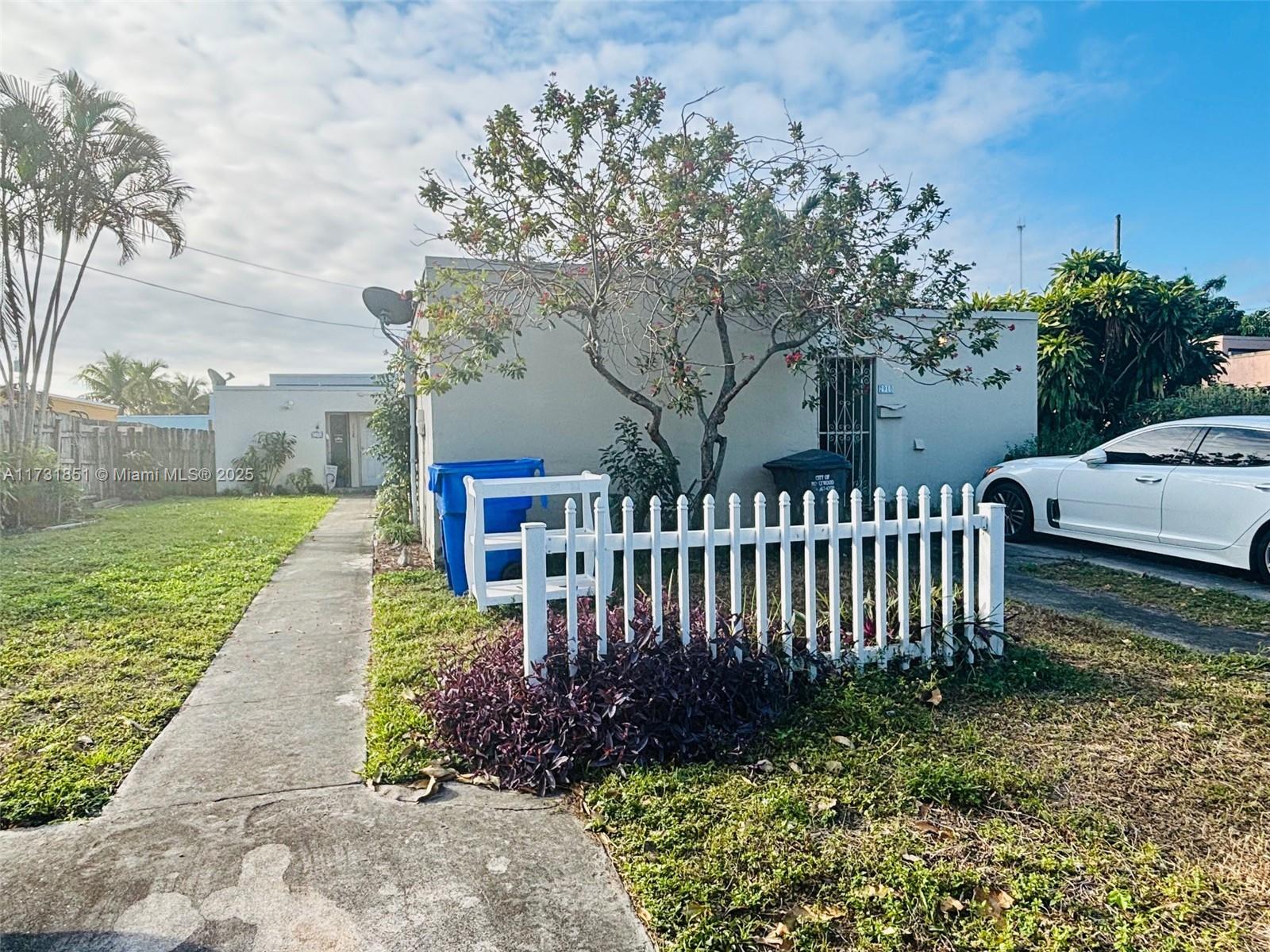 2908-2910 Funston Street, Duplex in Hollywood. Both units are two bed and two baths(one tub and one shower), all tile floors, patio, laundry room with hookups, fenced yard, separate electrical meters, new separate water heaters and new AC systems recently installed.