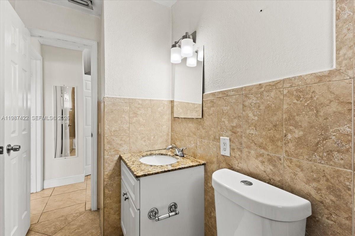 HOLLYWOOD PALMS CONDO - Residential