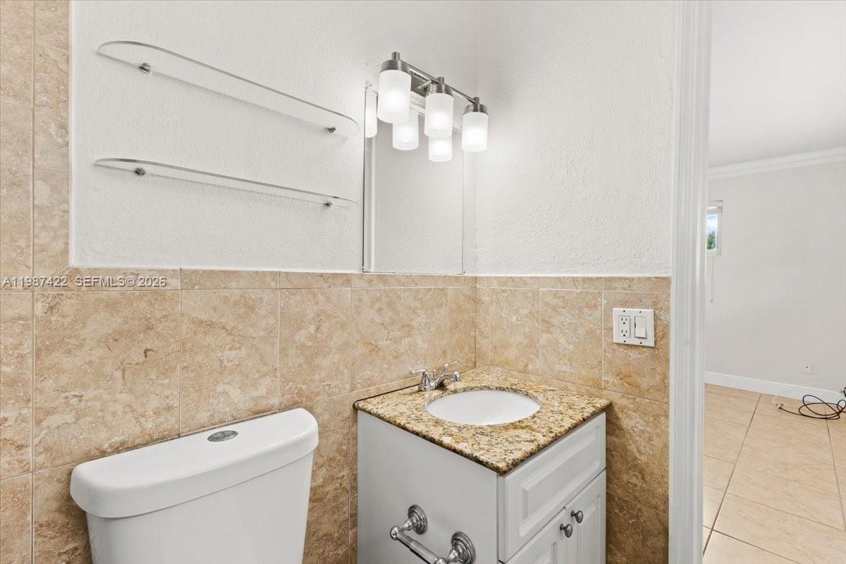 HOLLYWOOD PALMS CONDO - Residential