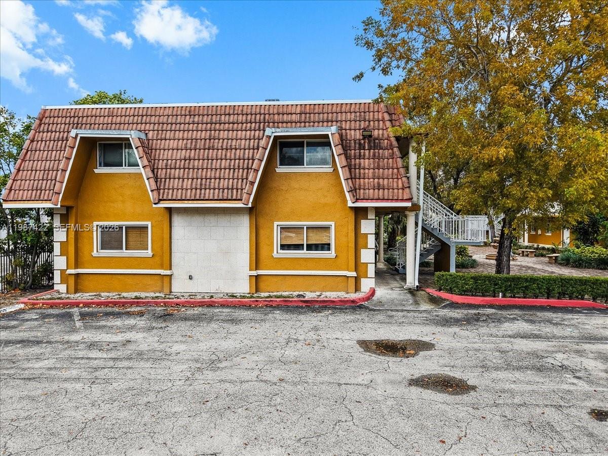 HOLLYWOOD PALMS CONDO - Residential