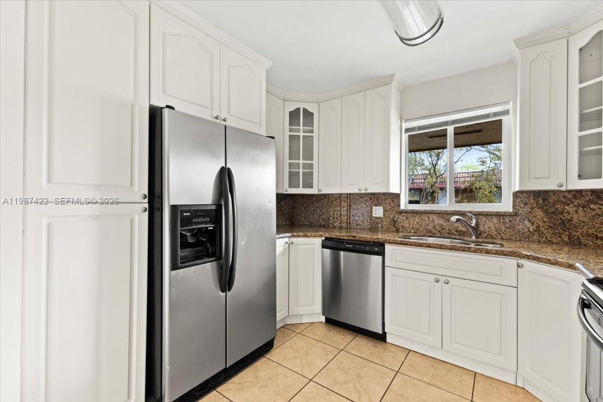 HOLLYWOOD PALMS CONDO - Residential