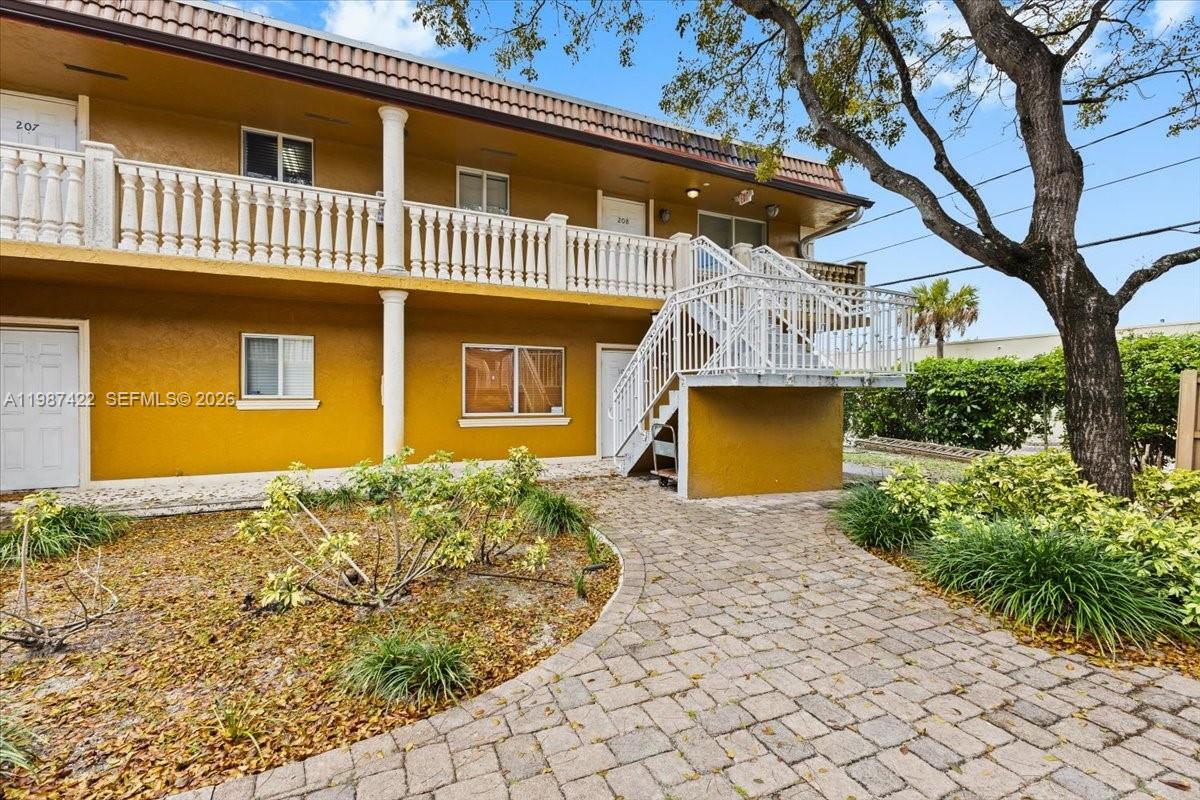 HOLLYWOOD PALMS CONDO - Residential