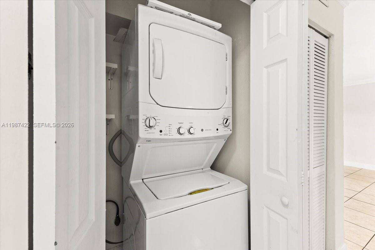 HOLLYWOOD PALMS CONDO - Residential