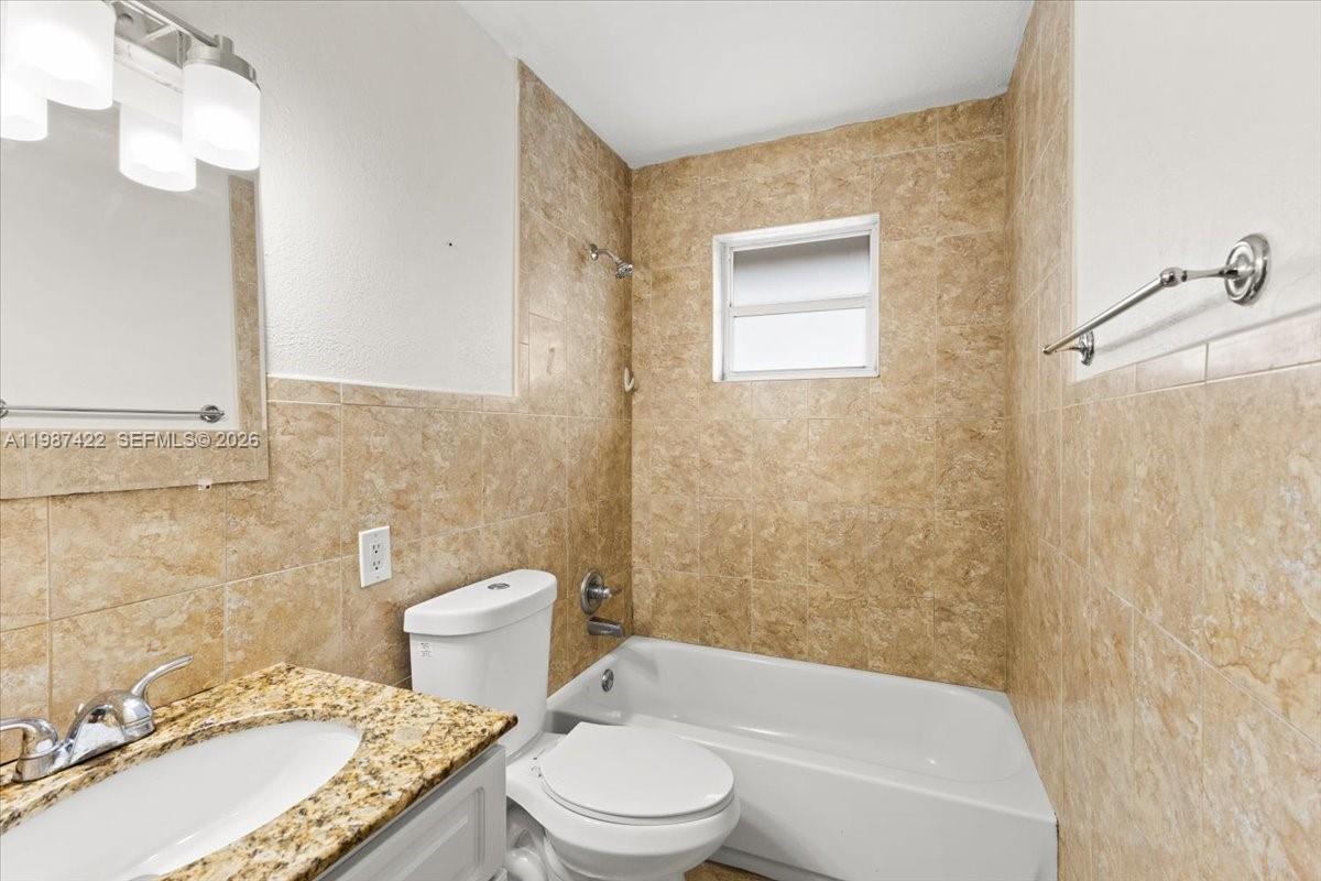 HOLLYWOOD PALMS CONDO - Residential