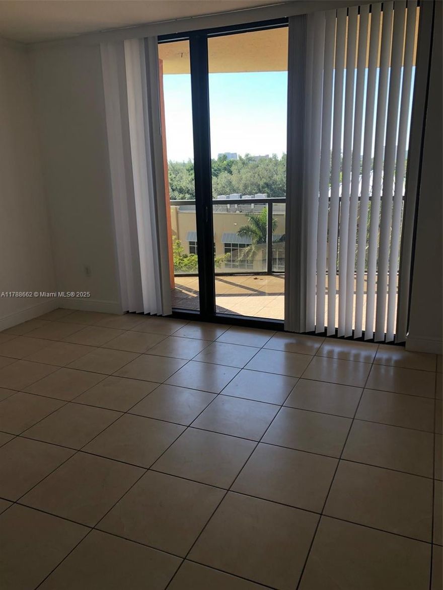 Beautiful 1 bedroom unit located in a very desirable area, between Coconut Grove, Coral Gables and the roads. Huge balcony to enjoy the sunset over the city, wooden cabinets, 
granite counter and backsplash. Very nice pool, jacuzzi and great gym. Convenience close to Publix and other stores.