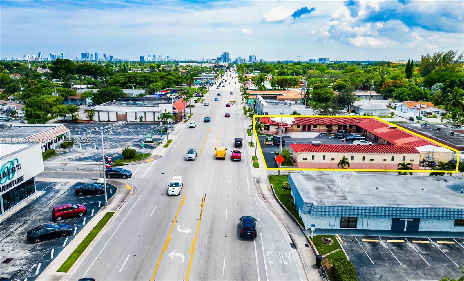 Main image without alt text