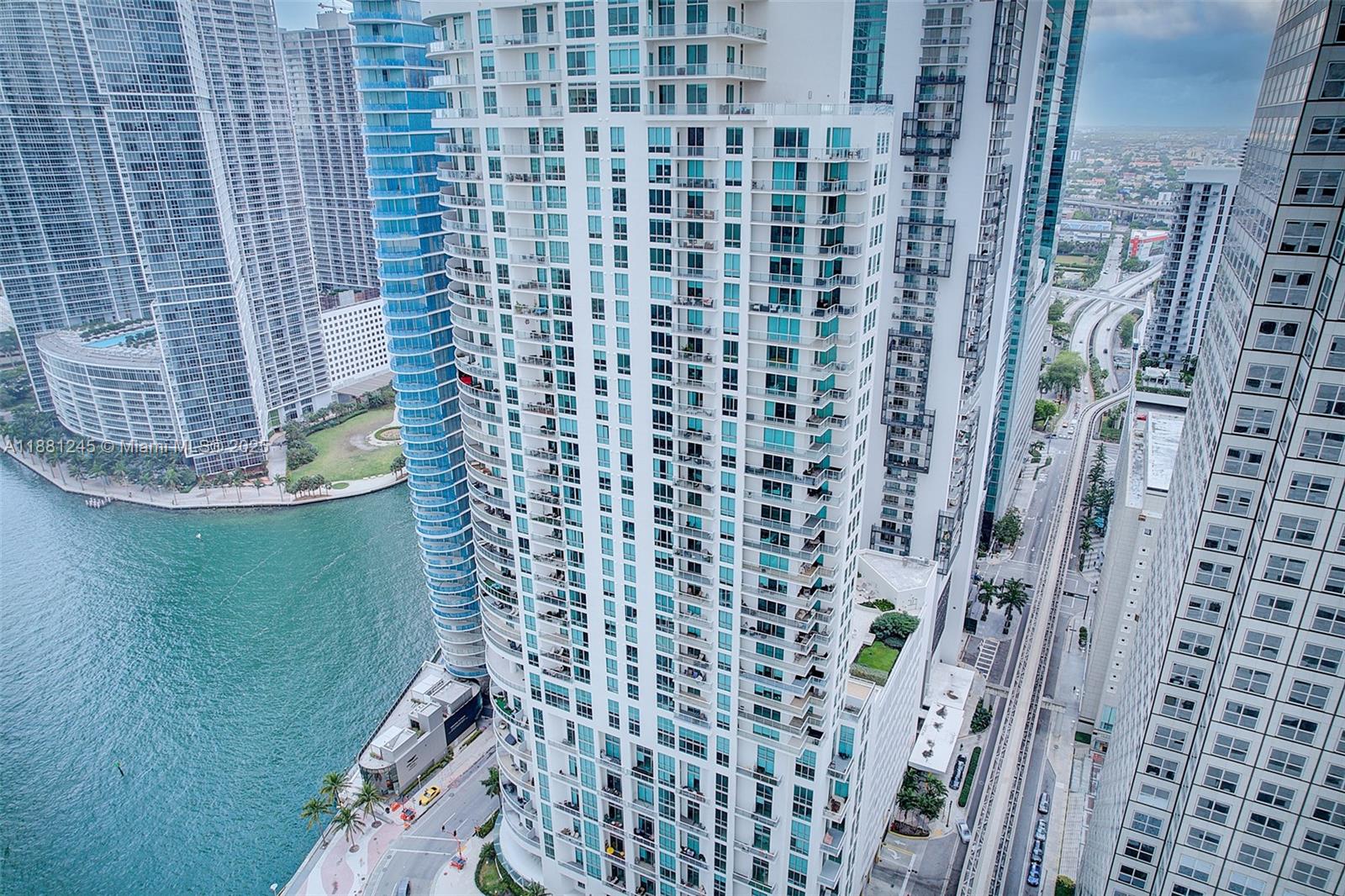 MET 1 CONDO - Residential Lease