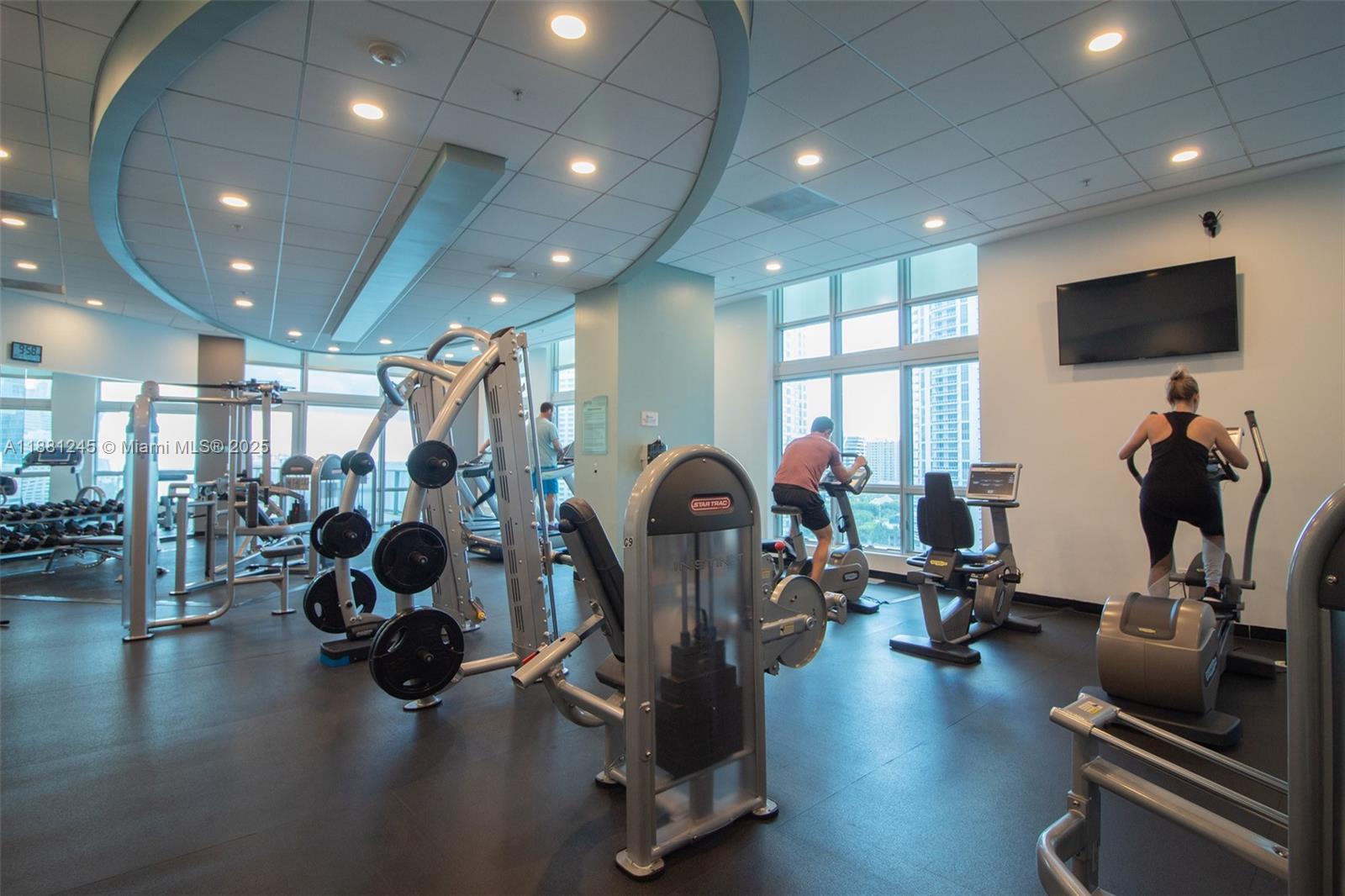 MET 1 CONDO - Residential Lease